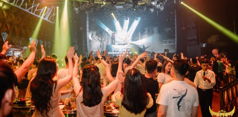 Top 4 quán bar ở Quảng Ninh đẳng cấp nhất 2 New Hạ Long Club mang đến không khí sôi động