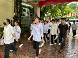 2228179 thi sinh den dia diem thi truong thpt tien yen 06355827