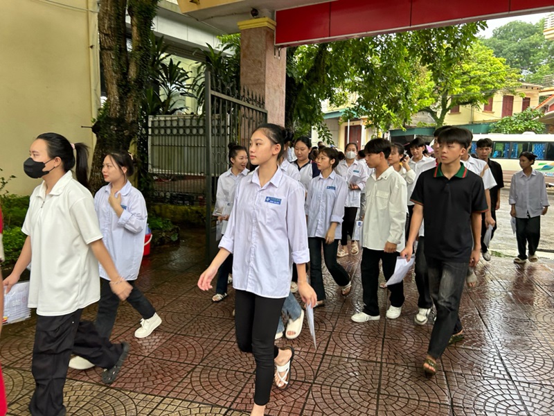 Sáng 27/6, 18.000 thí sinh tại Quảng Ninh chính thức bước vào Kỳ thi tốt nghiệp 2 2228179 thi sinh den dia diem thi truong thpt tien yen 06355827