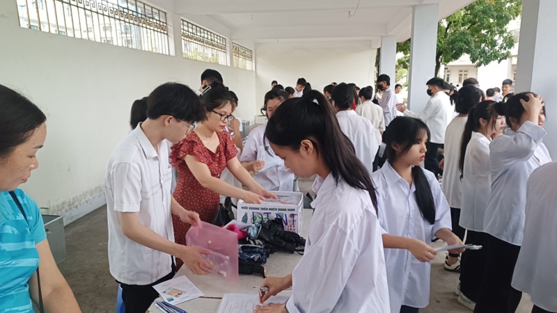 Sáng 27/6, 18.000 thí sinh tại Quảng Ninh chính thức bước vào Kỳ thi tốt nghiệp 3 2228180 thi sinh tai diem thi truong thpt chuyen ha long chuan bi vao phong thi 06390327