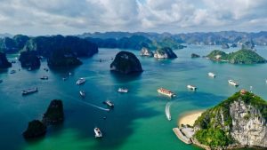 Vịnh Hạ Long: Kinh Nghiệm Du Lịch Tự Túc Từ A-Z 9 Vịnh Hạ Long có hàng trăm hòn đảo lớn nhỏ khác nhau