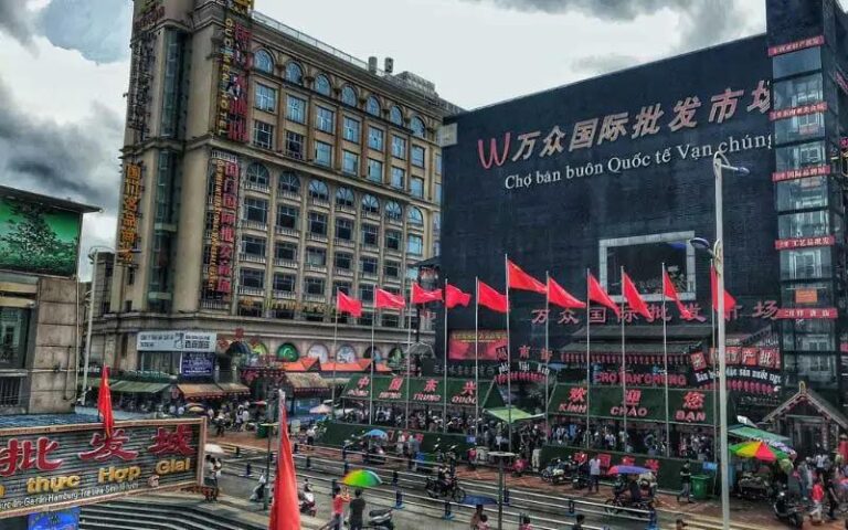 Chợ Vạn Chúng: Thiên đường shopping tại Đông Hưng