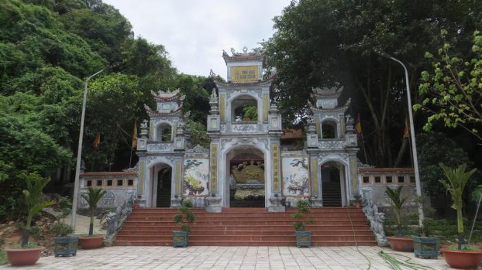 Đền Vân Hải Linh Từ: – Điểm đến tâm linh tại Quảng Ninh