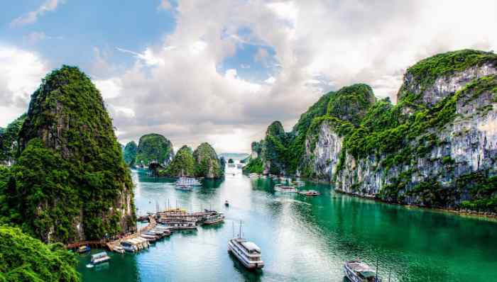 TOP 5 bài thơ về Quảng Ninh đặc sắc, hay nhất 4 Đúng như tên gọi "Quảng Ninh cảm tác" bài thơ này nêu rõ sự tâm đắc của nhà thơ đối với đời sống, con người của Quảng Ninh