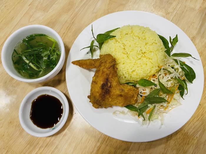 Top 5 quán cơm gà ở Quảng Ninh ăn là thèm 2 Cơm Thạch Sanh đảm bảo khách hài lòng với suất cơm gà tươi ngon, nóng hổi