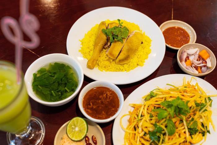 Top 5 quán cơm gà ở Quảng Ninh ăn là thèm 4 Cơm Gà Bà Vân - Quán cơm gà ở Quảng Ninh nổi tiếng ngon, giá phải chăng